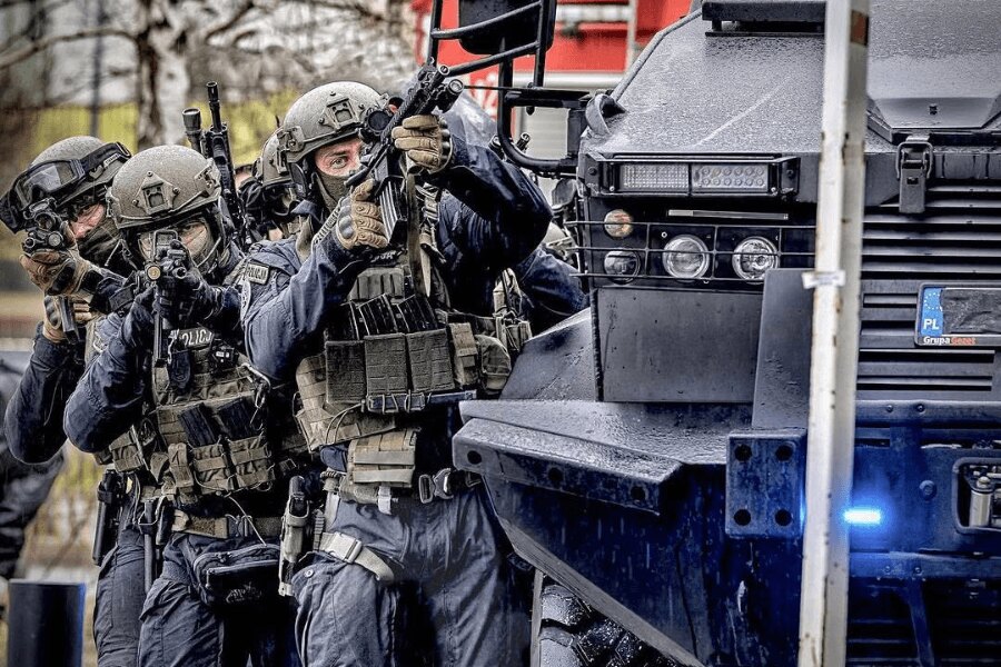 Príslušníci policajnej zásahovej jednotky vybavení helmami Busch PROtective počas taktického zásahu.