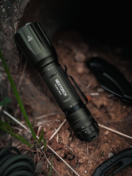 Kompaktné svietidlo Nextorch TA30C MAX položené na zemi v outdoorovom prostredí.