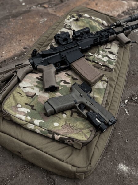 Batoh Helikon-Tex SBR Carrying so zbraňami a streleckým vybavením.