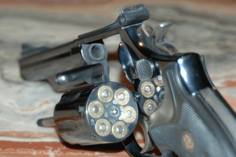 Revolver Smith & Wesson Model 19 s otvoreným valcom a nábojmi .357 Magnum.