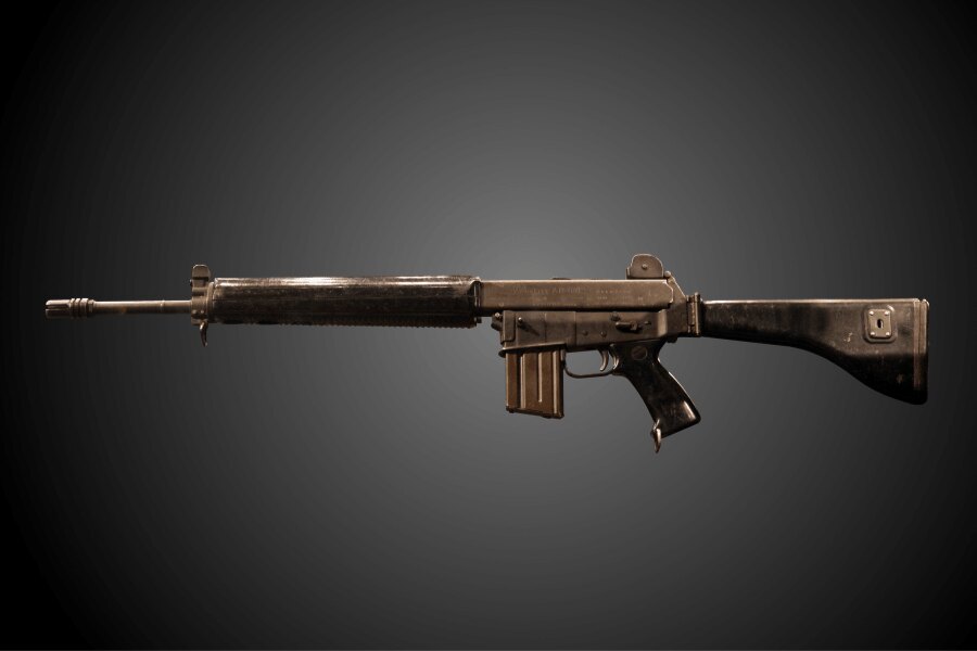Puška ArmaLite AR-18 v bočnom pohľade.