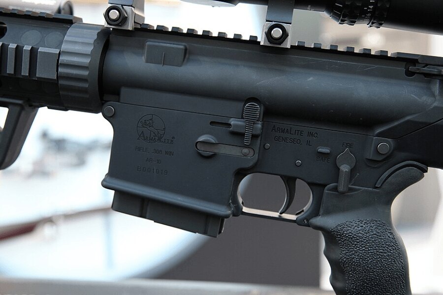 Detail spodného puzdra záveru pušky ArmaLite AR-10.