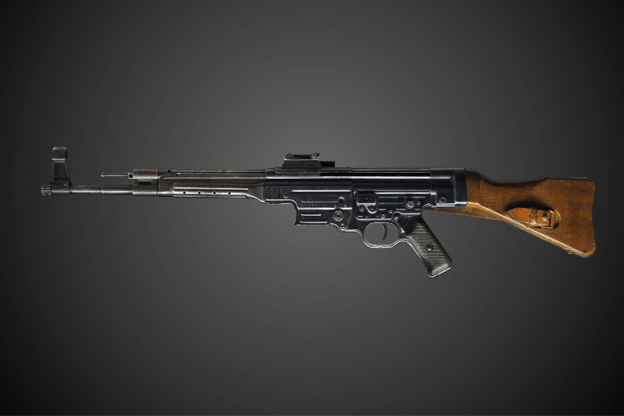 Nemecká útočná puška StG 44 v bočnom pohľade.