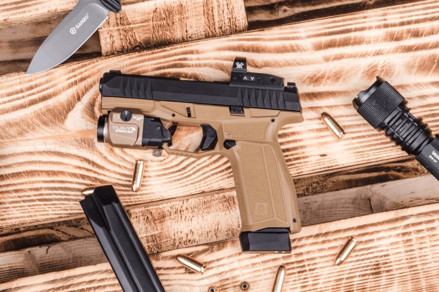 Pištoľ Arex Delta Gen.2 OR s kolimátorom Vortex Defender, zbraňovým svetlom Streamlight TLR-7A a predĺženou pätkou zásobníka. Foto: Rigad
