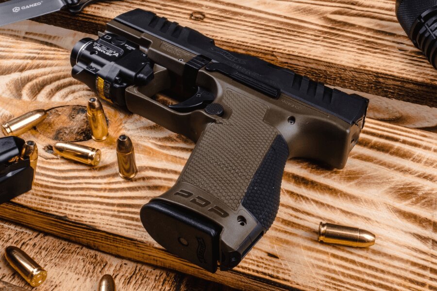 Pištoľ Walther PDP Compact s nalepenými gripmi a zbraňovým svetlom Streamlight TLR-7A.