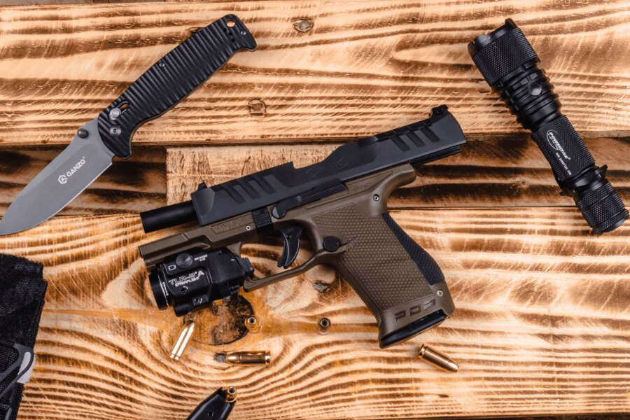 Rozobratá pištoľ Walther PDP Compact s predĺženou hlavňou so závitom a zbraňovým svetlom.