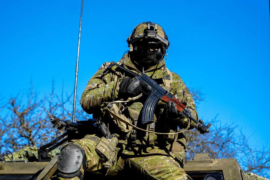 Vojak so samopalom Sa vz. 58 počas vojenského výcviku.
