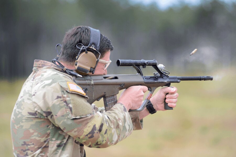Vojak so samonabíjacou puškou Steyr AUG počas streleckého výcviku.