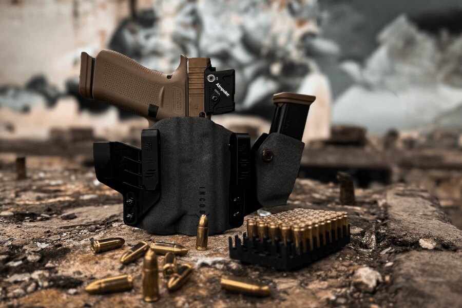 Pištoľ Glock v puzdre Incog s náhradným zásobníkom a strelivom 9 × 19 mm.