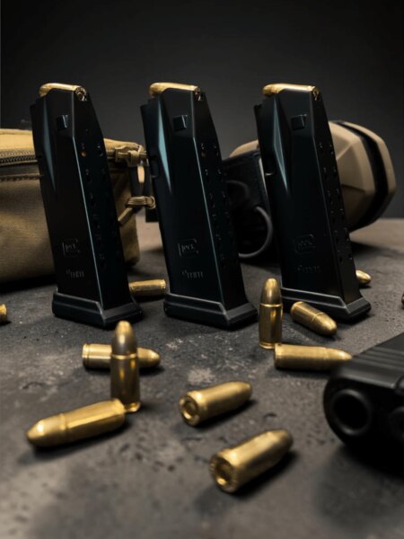 Tri pištoľové zásobníky Glock a náboje kalibru 9 × 19 mm.