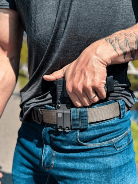 Tasenie pištole z IWB puzdra RH Holsters pri skrytom nosení na appendixu.