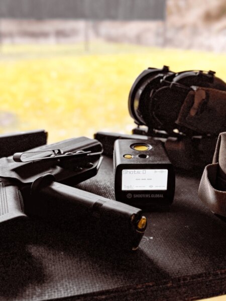 Pištole, zásobníky, strelecký timer Shooters Global a ochranné slúchadlá pripravené na tréning.