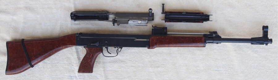 Čiastočne rozobratý samopal Sa vz. 58 P s vybraným uzáverovým ústrojenstvom a krytom puzdra uzáveru.