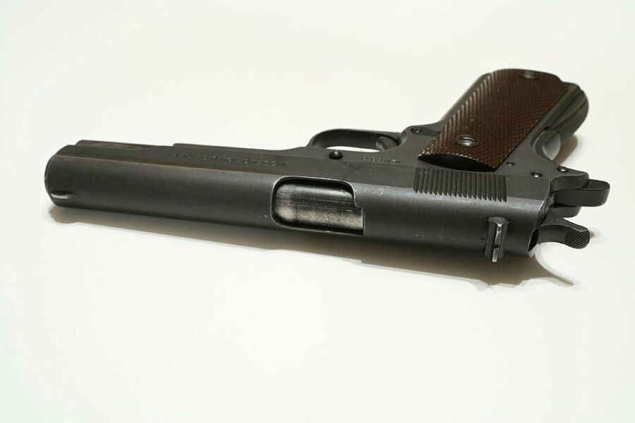 Historická pištoľ Colt M1911 vyrobená v roku 1917, pohľad zhora na záver a rukoväť.