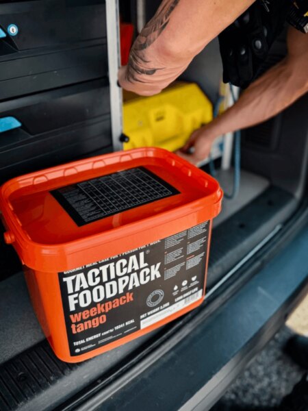 Zásoba jedla Tactical Foodpack uložená v batožinovom priestore auta.