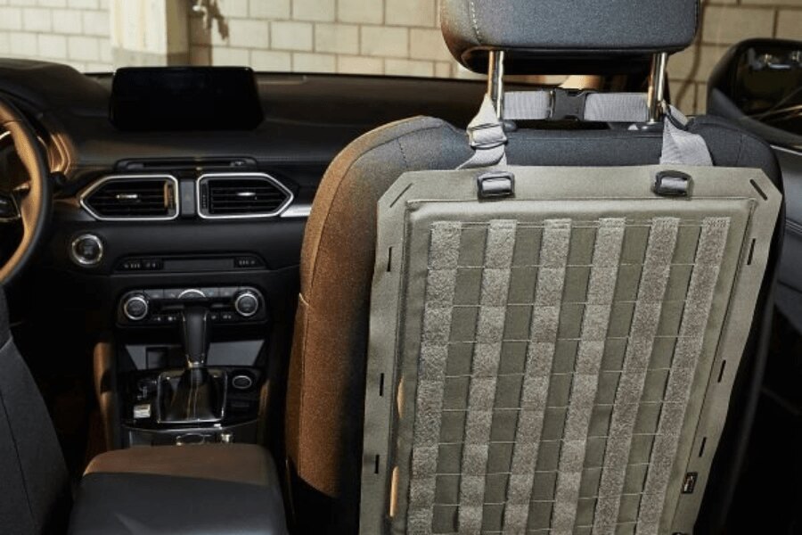 Taktický MOLLE panel TacVec Auto Front Seat Tasmanian Tiger upevnený na zadnej strane sedadla auta.