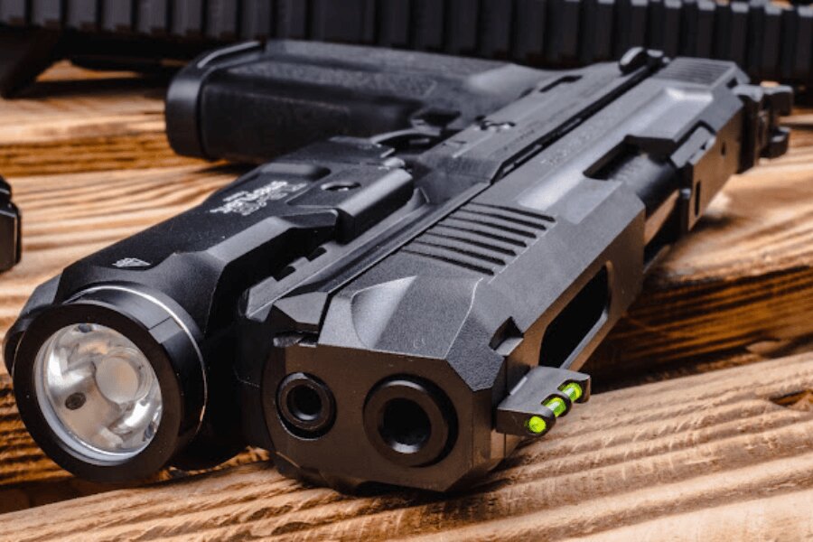 Detail zeleného svetlovodného vlákna v mušce pištole Ruger-57 vybavenej svietidlom.