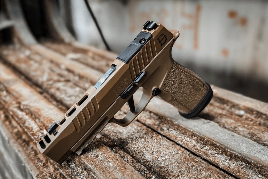 Pištoľ SIG Sauer P365 s mechanickou muškou a hľadím položená na drevenom stole.