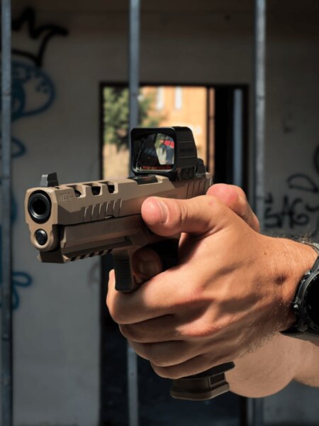 Čelný pohľad na pištoľ SIG Sauer P320 DH3 s otvoreným kolimátorom Holosun.