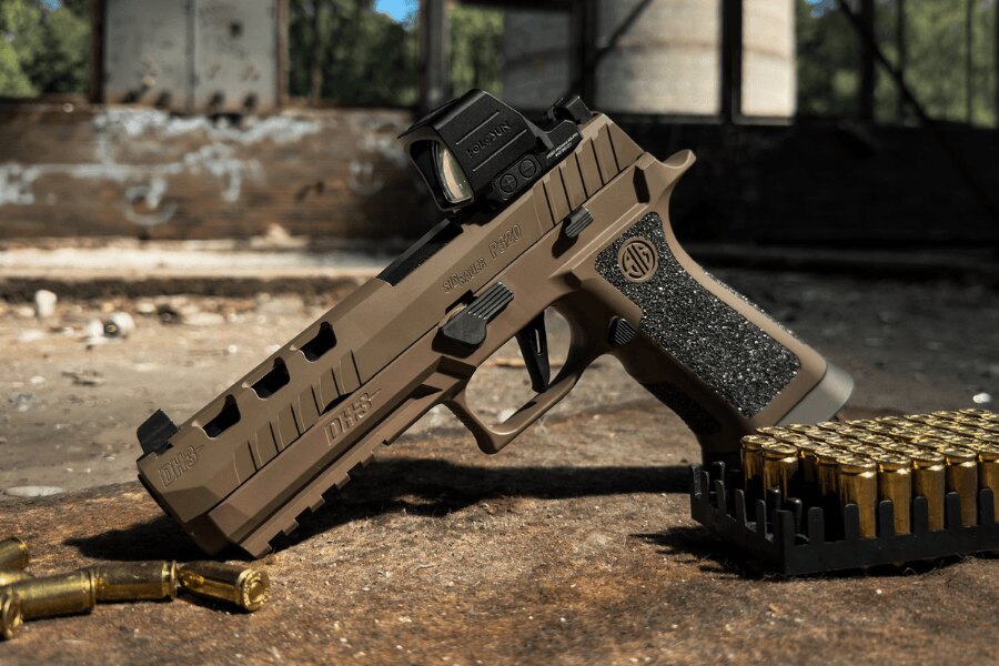 Pištoľ SIG Sauer P320 DH3 s kolimátorom Holosun položená vedľa streliva.