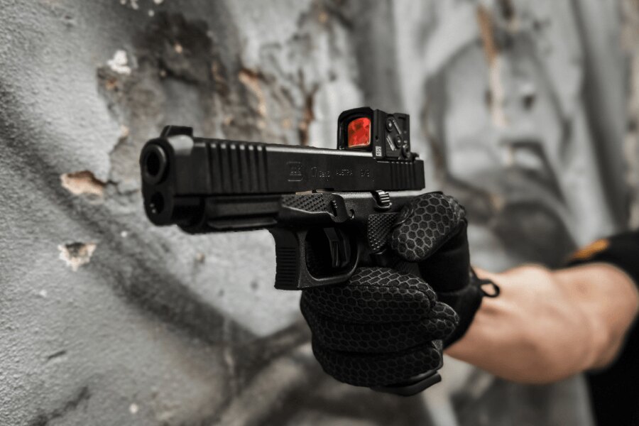 Mierenie pištoľou Glock 17 vybavenou kolimátorom.