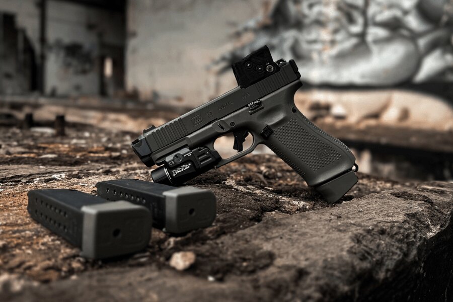 Pištoľ Glock 45 s kolimátorom, svietidlom a dvoma zásobníkmi.
