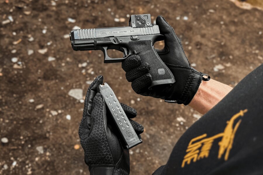 Nácvik prebíjania pištole Glock 45 s kolimátorom a náhradným zásobníkom.