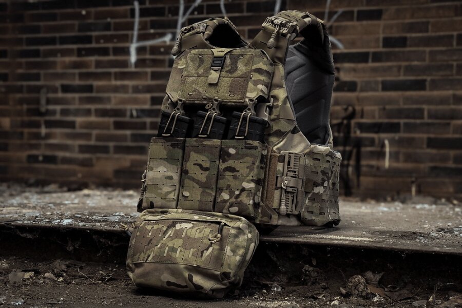 Nosič plátov Templar’s Gear CIBV3 4EL vo farbe Multicam s prednými sumkami a bočnými ROC sponami.