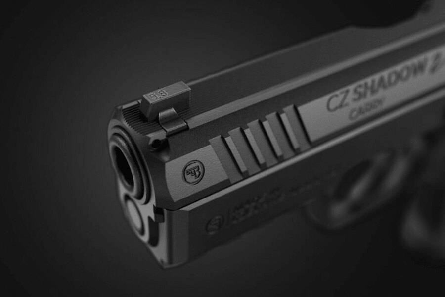 Detail ústia hlavne, mušky a predných naťahovacích drážok pištole CZ Shadow 2 Carry.