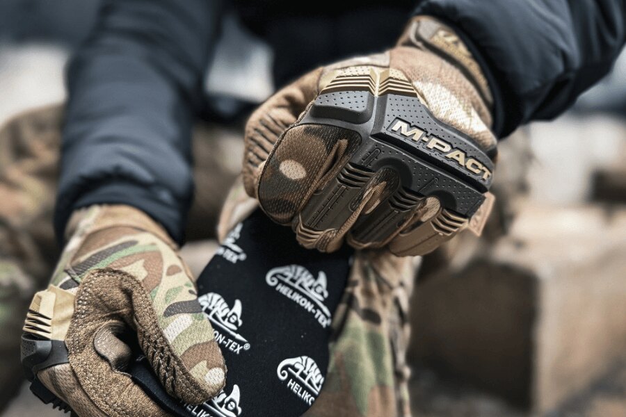 Detail taktických rukavíc Mechanix M-Pact v prevedení MultiCam pri pevnom zovretí.