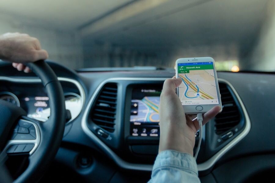 Jazda autom pri používaní navigácie v aute a mobilu