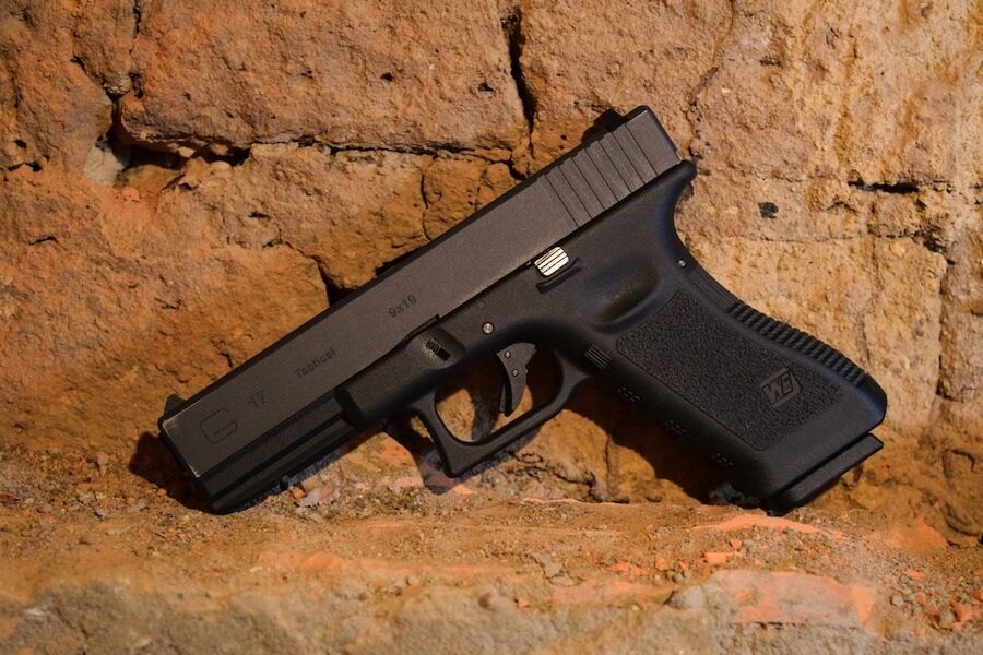 Pištoľ Glock 17 položená na kameni