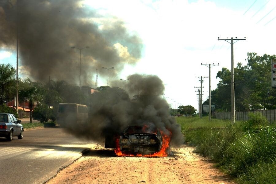 Horiace auto u cesty