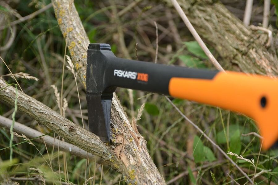 Sekera Fiskars X10 zaseknutá vo strome
