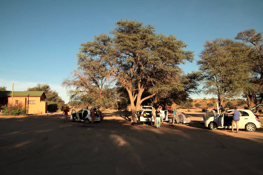 Autá pri kempe v Afrike