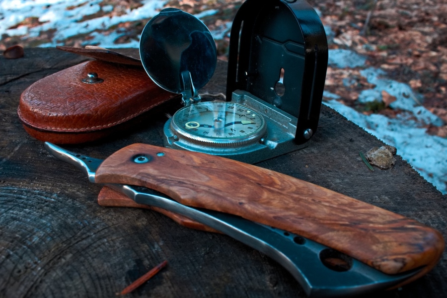 Bushcraft kompas so zrkadielkom, nôž