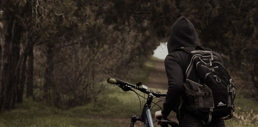Muž na bicykli v lese