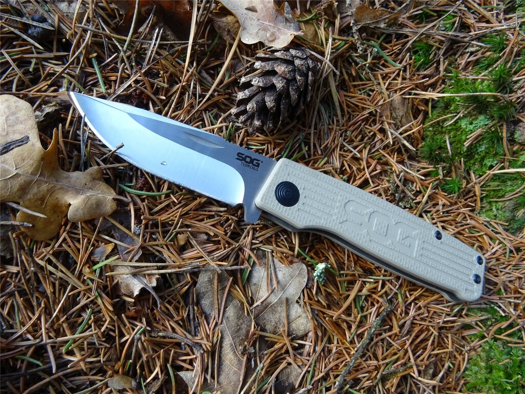 Zatvárací nôž SOG® Terminus - satin, coyote rukoväť